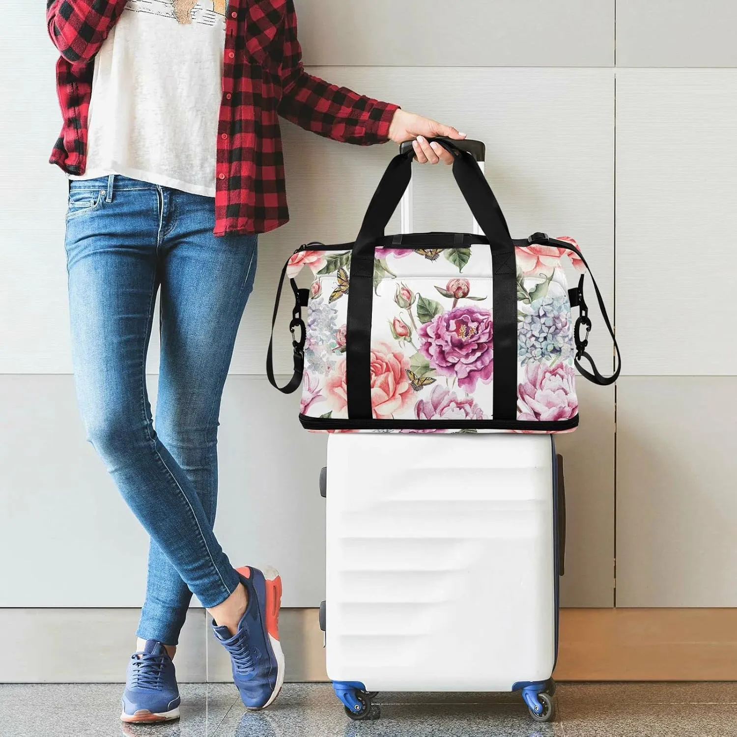 Red Purple Flowers with Leaves, Hydrangeas, Peonies, Buds and Petals Gym Duffel Bag, Polyester Travel Weekender Luggage Handbag with Waterproof Pocket for Wet Items, Unisex Foldable Tote for Sports