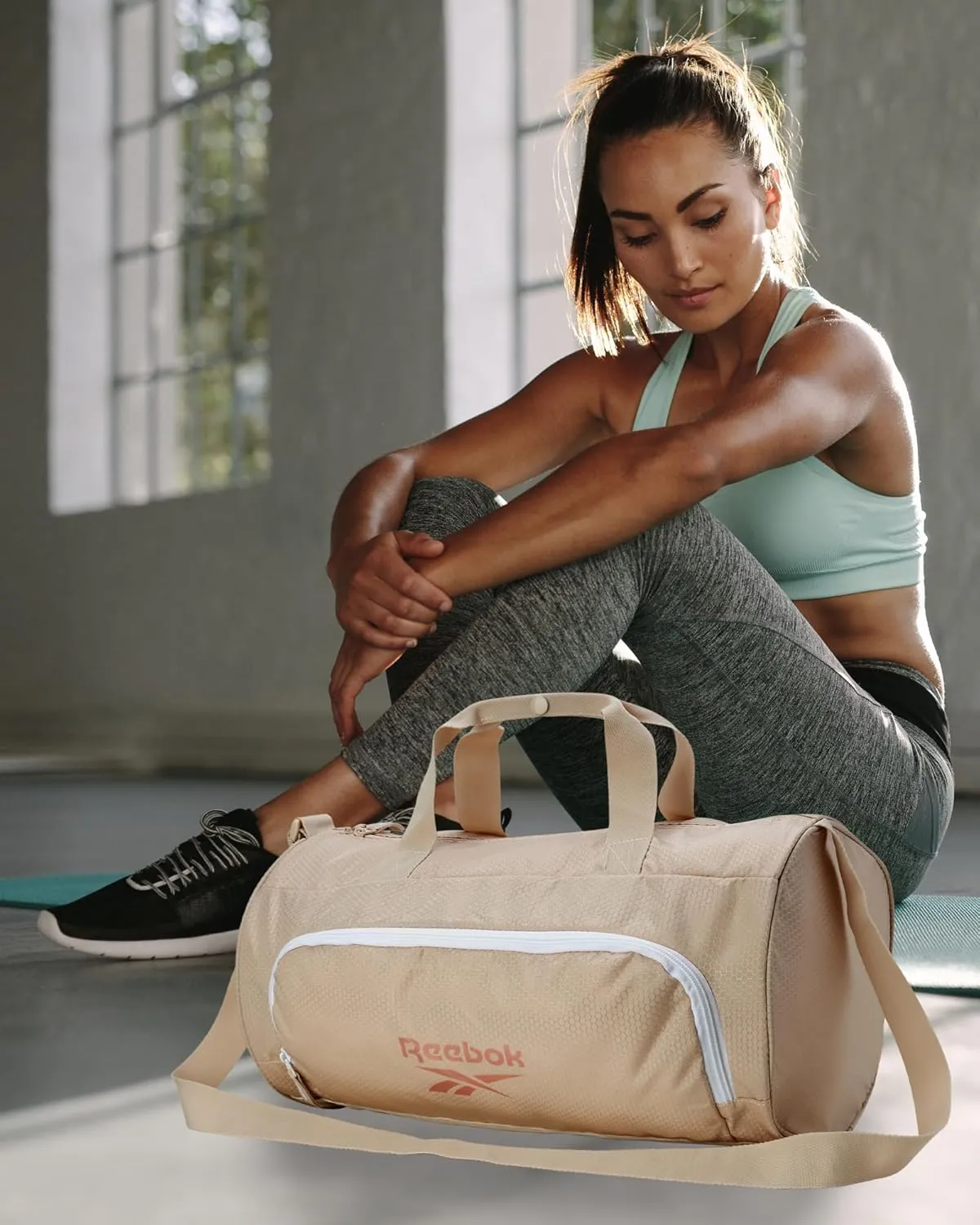 Reebok Duffle Bag - Unisex Lightweight Gym, Sports and Travel Carry On Weekender Bag for Men and Women, Size One Size, Perth II Light Brown